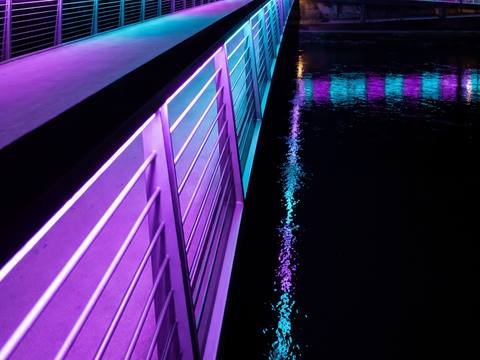 Dasselbe Motiv im Zuschnitt für das iPad: breiter, mit mehr Wasser links und rechts der Brücke — nichts ist gestreckt.