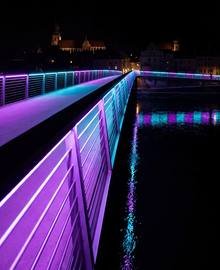 Das Motiv „Neonbrücke“ als Zifferblatt: der Ausschnitt sitzt auf dem hellsten Teil der Brücke.