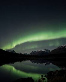 Das Motiv „Polarlicht am Bergsee“ als Zifferblatt: der Ausschnitt liegt auf dem Polarlicht, nicht auf dem dunklen See.